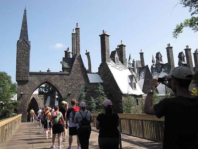 640px-The_entrance_of_The_Wizarding_World_of_Harry_Potter