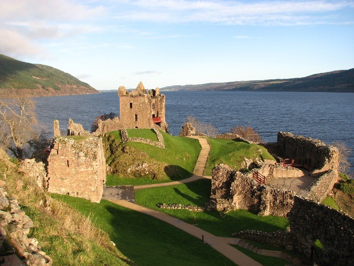 Urquhart_Castle_Loch_Ness